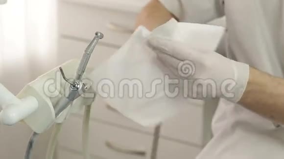 牙医显示病人X射线在平板上视频的预览图