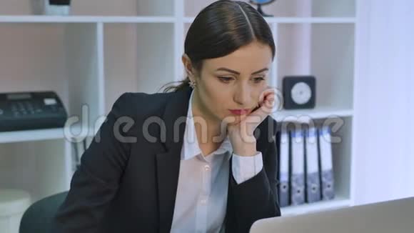 无聊的办公室工作人员盯着电脑屏幕手托着下巴视频的预览图
