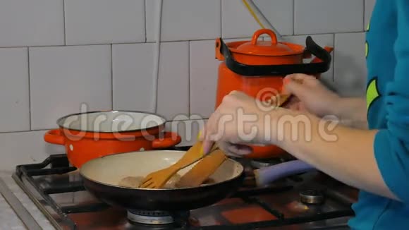 女人在4k的煎锅里煎馅饼视频的预览图