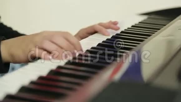 弹钢琴的人靠近视频的预览图