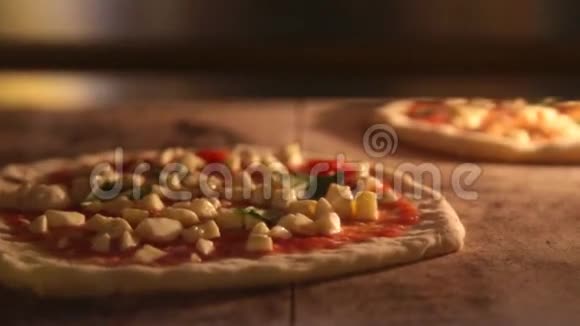 意大利披萨在烤箱里视频的预览图