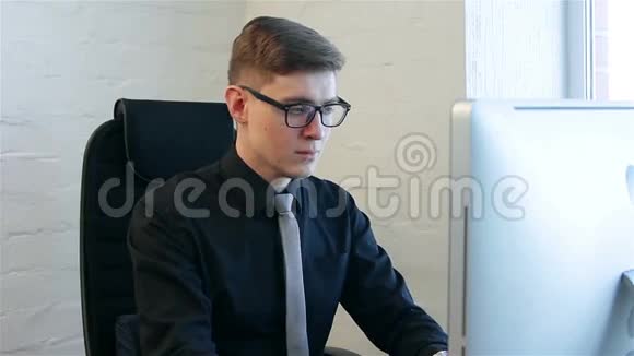 在办公室工作的年轻人视频的预览图