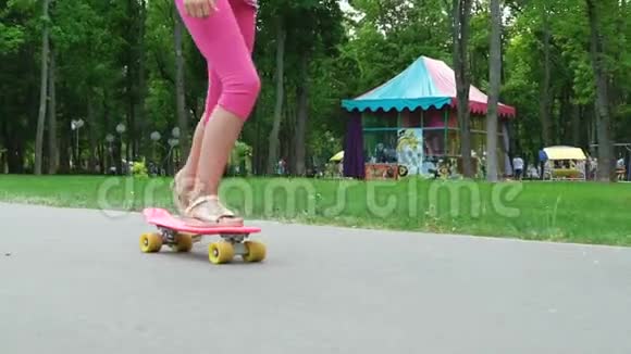 小女孩在公园的路上玩滑板视频的预览图