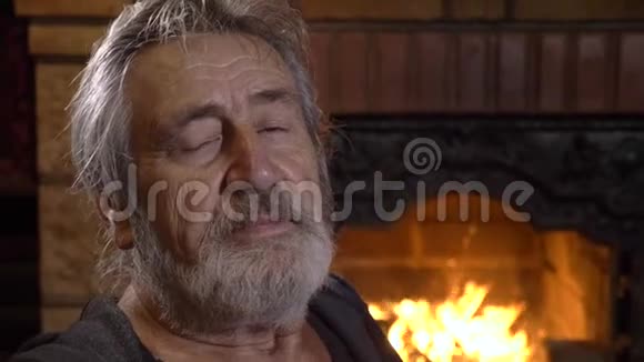 肖像老人独自在家靠近壁炉视频的预览图