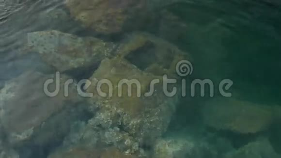 水下大石头4K视频的预览图