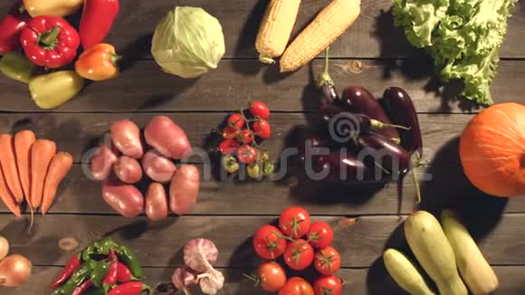 许多不同的蔬菜躺在桌子上视频的预览图