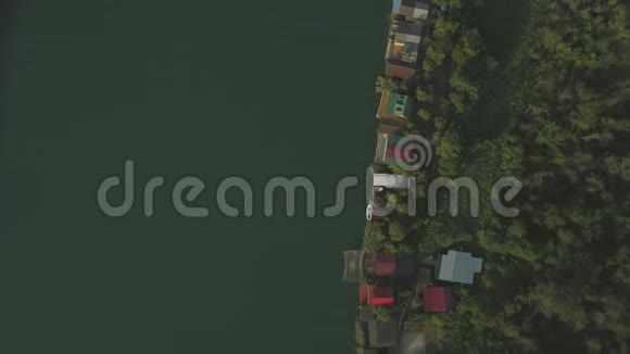 河岸上的浮动餐厅和宾馆视频的预览图