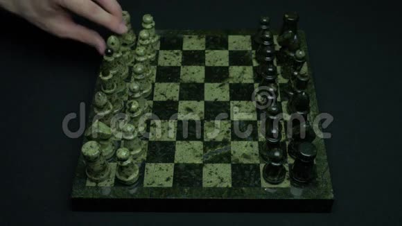 骑士在下棋棋手在棋盘上向前移动白色骑士棋子人类会下棋视频的预览图