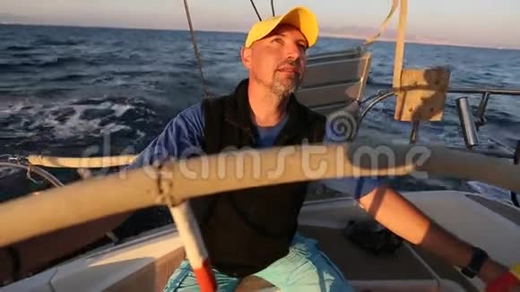 游艇船长在比赛中在他的帆船上在海上航行体育运动视频的预览图