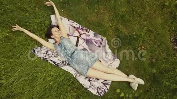 夏日躺在草地上的美丽少女视频的预览图