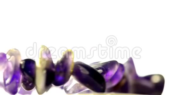 紫水晶手镯在转盘上视频的预览图