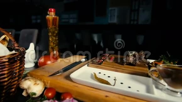 烧烤排骨套在加肉酱的木板上视频的预览图