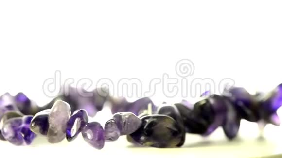 紫水晶手镯在转盘上视频的预览图
