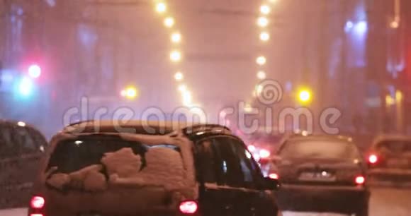 冬季雪灾或夜间城市交通视频的预览图