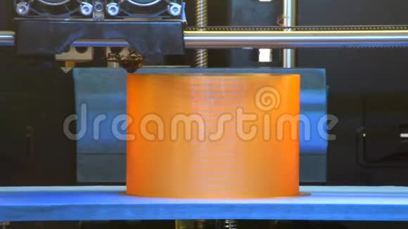 3d打印机建立了一个橙色圆形物体视频的预览图
