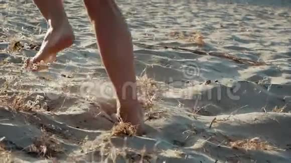 活跃运动的赤脚女人跑在沙滩上的黄色运动妇女健身慢跑训练和体育活动视频的预览图