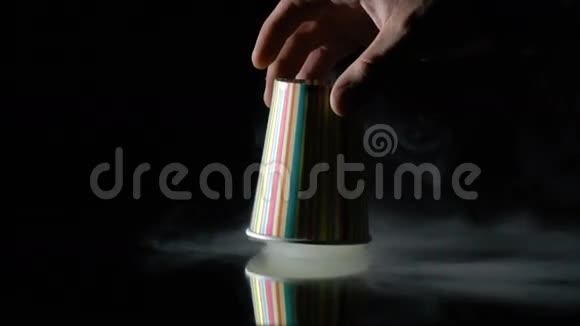 手慢慢地举起杯子烟雾从杯子里逸出慢慢视频的预览图