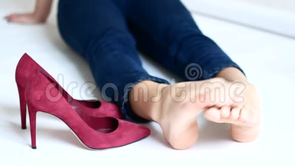 女孩脱下鞋跟最后让腿休息视频的预览图
