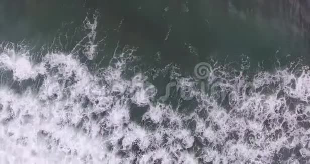 高清镜头带海滩波的热带海洋视频的预览图