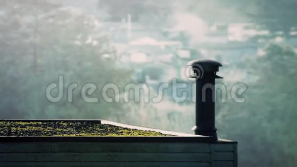 清晨屋顶上的吸烟室视频的预览图