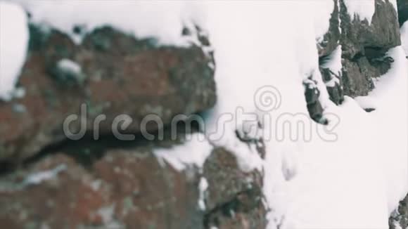 冬日雪山石壁视频的预览图
