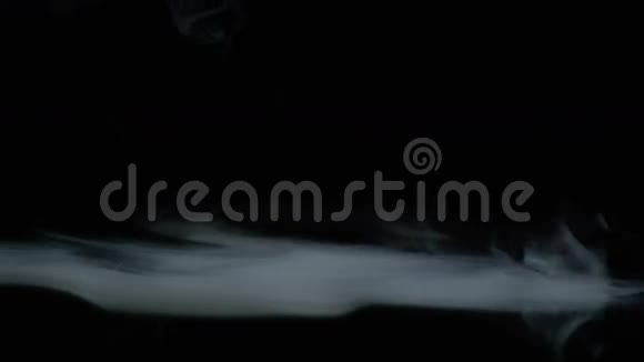 从白色烟雾中缓慢移动的小龙卷风视频的预览图