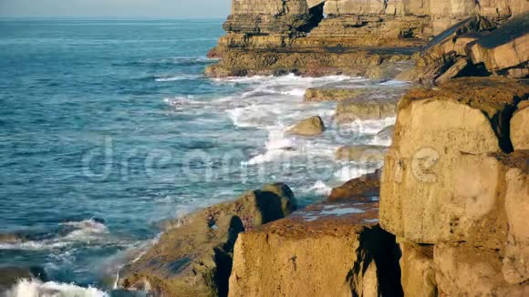 海浪的大海和石头海岸视频的预览图
