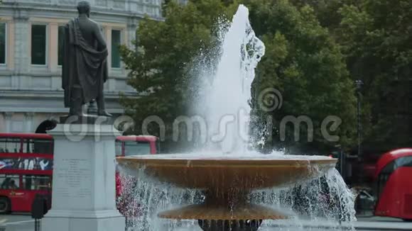 伦敦特拉法加广场的喷泉慢动作视频的预览图