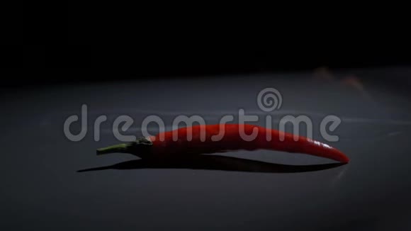 燃烧红辣椒慢动作视频的预览图