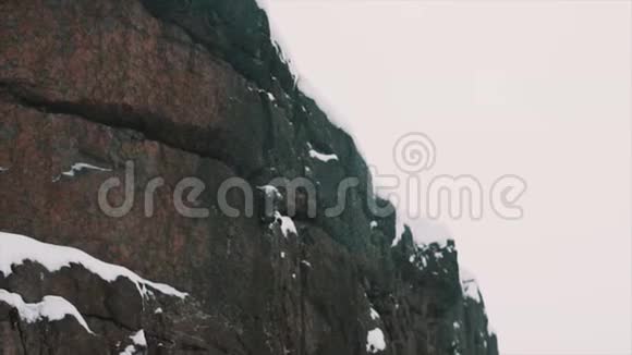 冬雪覆盖的高山岩壁视频的预览图