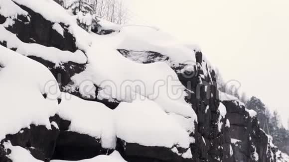 靠近铁路的路上积雪覆盖着洛基悬崖视频的预览图