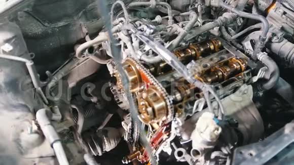 内燃机拆卸汽车维修大修汽车罩下视频的预览图
