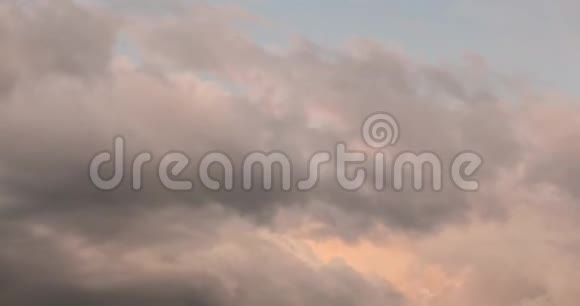 五彩缤纷的云彩和日落时的天空背景视频的预览图