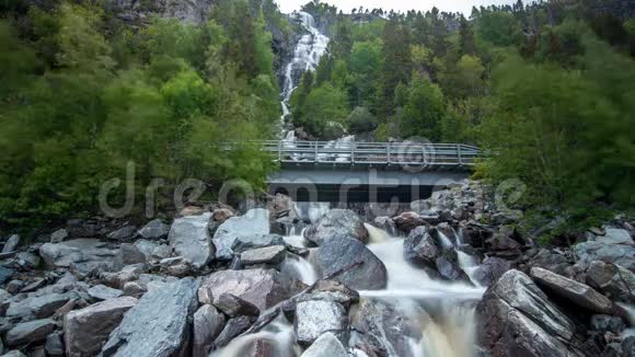 挪威2015年6月特隆赫姆菲霍登附近的瀑布4K时间推移镜头视频的预览图