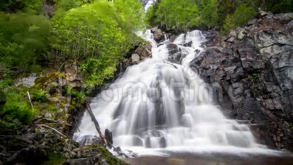 挪威2015年6月特隆赫姆菲霍登附近的瀑布4K时间推移镜头视频的预览图