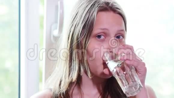 健康的少女从杯子里喝水4KUHD视频的预览图