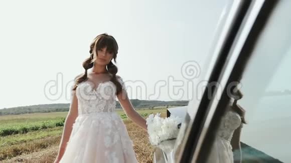 年轻美丽的女人穿着婚纱在古董车附近拍照视频的预览图