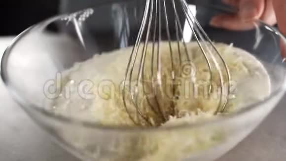 厨师做煎蛋卷生鸡蛋和奶油美味的早餐妈妈在厨房做早餐视频的预览图