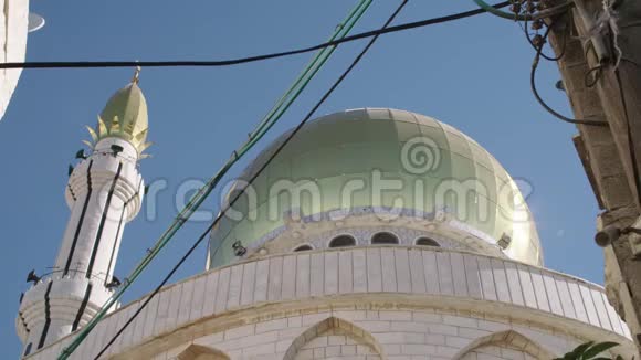 在穆斯林城市有金色炮塔的大型伊斯兰清真寺视频的预览图