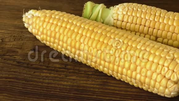 两块新鲜玉米放在乡村木桌上视频的预览图