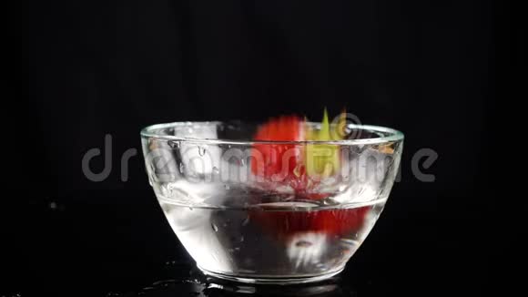 在装有水的玻璃碗里掉落的草莓视频的预览图