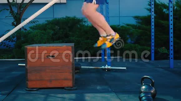 肌肉男训练腿跳上木箱视频的预览图