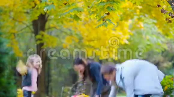 在秋日的户外活动中年轻的一家人玩得很开心视频的预览图