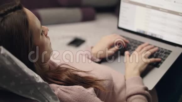 商务女性在家里的电脑屏幕上浏览互联网视频的预览图
