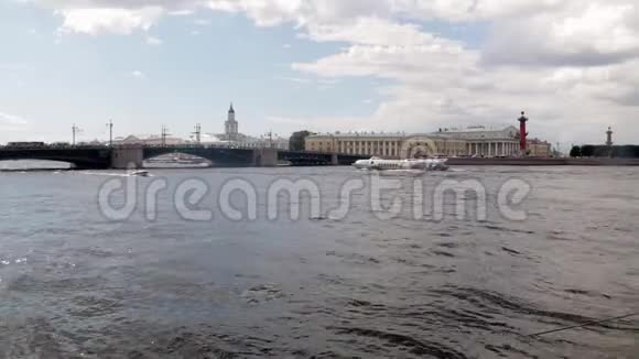 圣彼得堡涅瓦河宫殿桥视频的预览图