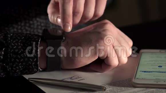 商人手的特写镜头他检查智能手表上的信息视频的预览图