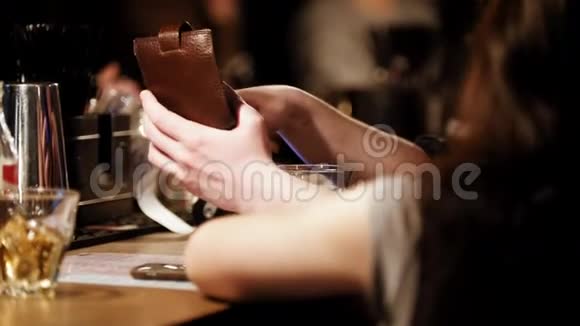 一个酒吧的人用他钱包里的信用卡付款视频的预览图