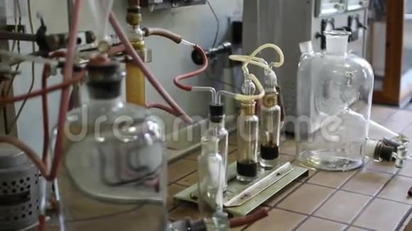 化学实验装置视频的预览图