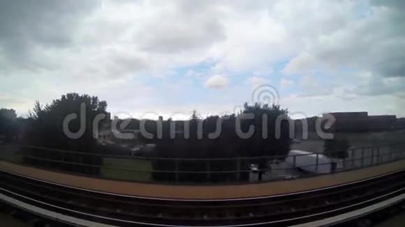 地铁轨道后面的景观视频的预览图