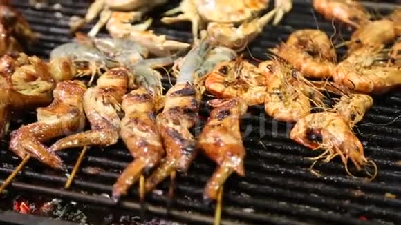 海鲜烧烤烧烤烤架上烤虾视频的预览图
